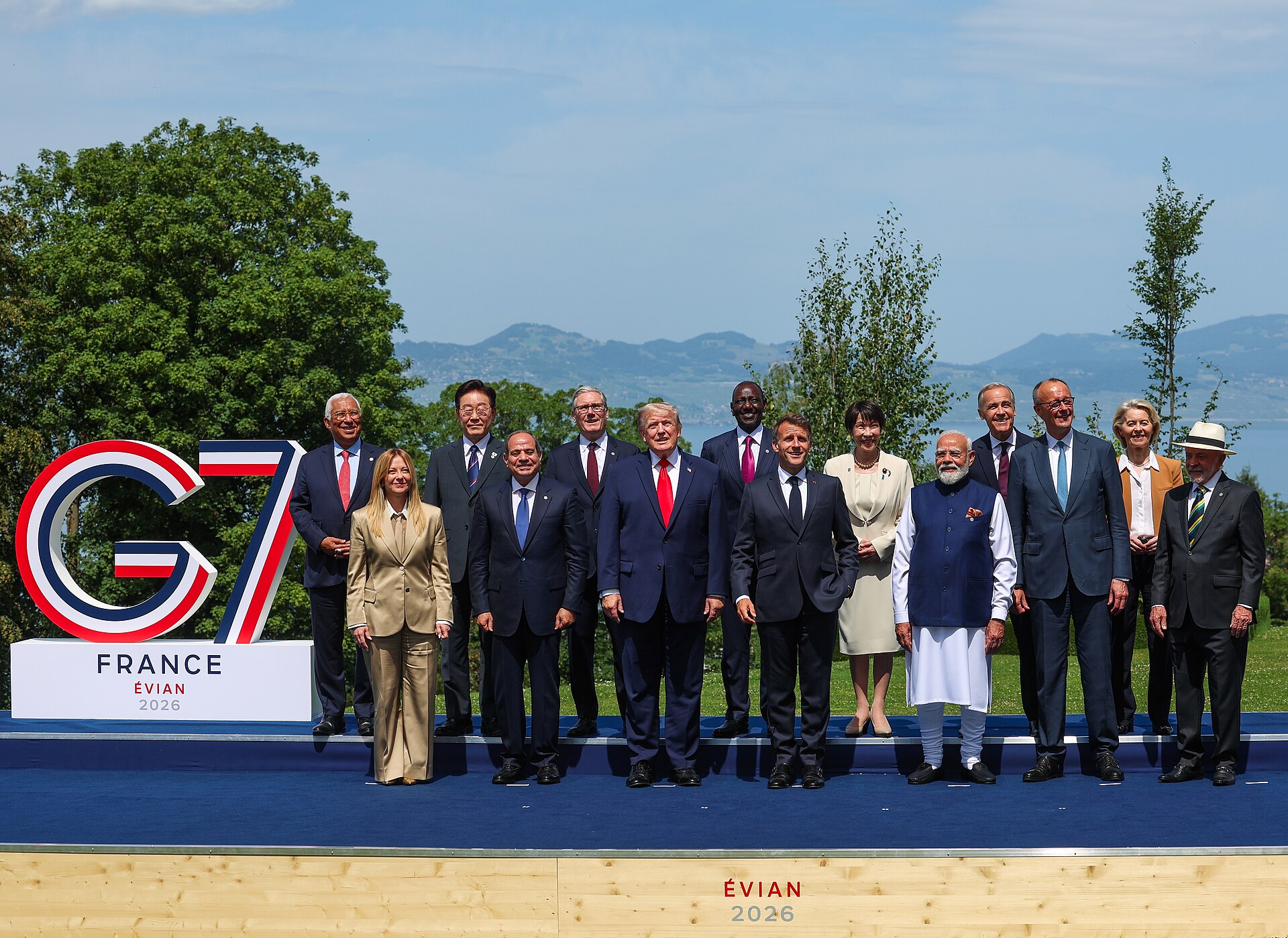 Commemorative group photo at the 52nd G7 Summit in Évian, France. / Ministry of External Affairs, Republic of India.