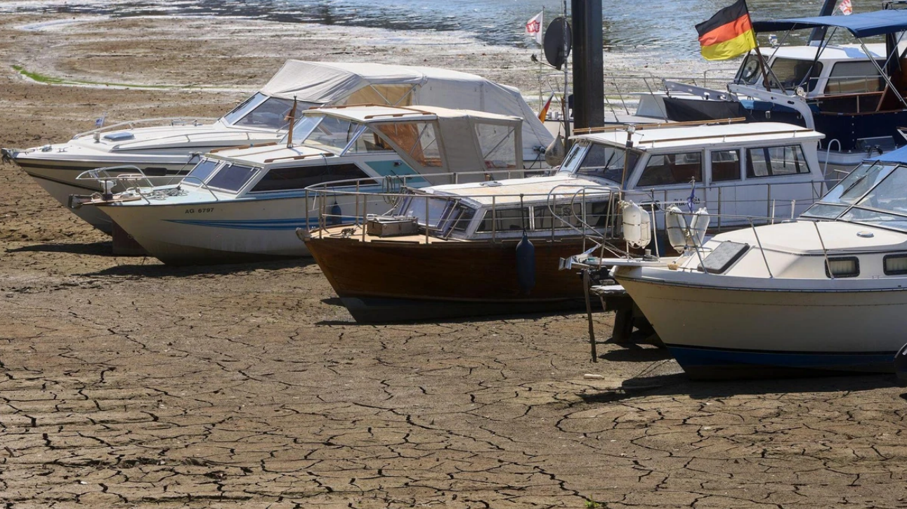 Rhine drought has stranded ships and forced production cuts. / Berliner Morgenpost.
